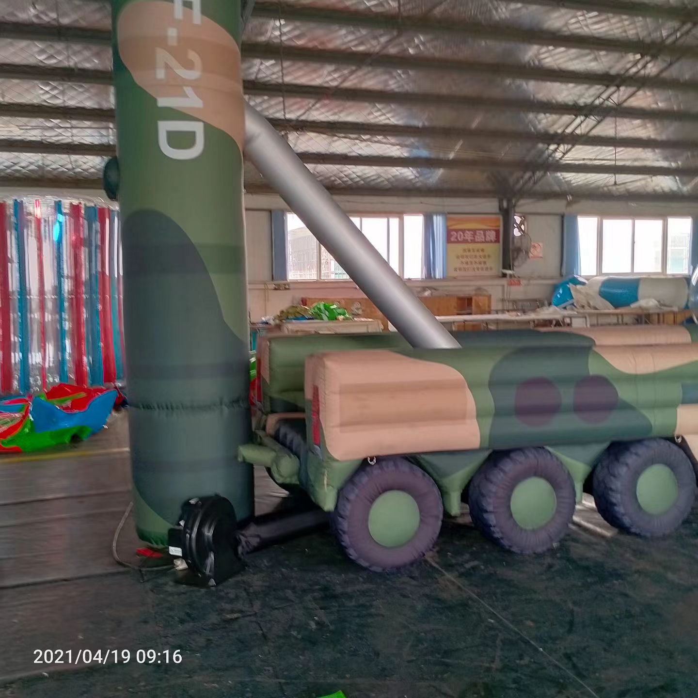 桂东军事演习中的充气目标车辆：模拟发射车雷达车坦克飞机